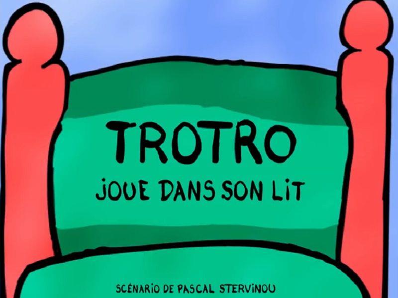 TROTRO joue dans son lit
